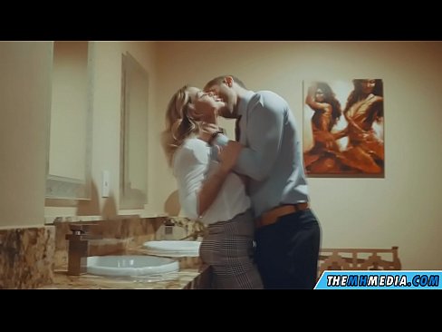 ❤️ Kana blonde ine busty inokukwezvera muchimbuzi cheveruzhinji ❤️  ️❤